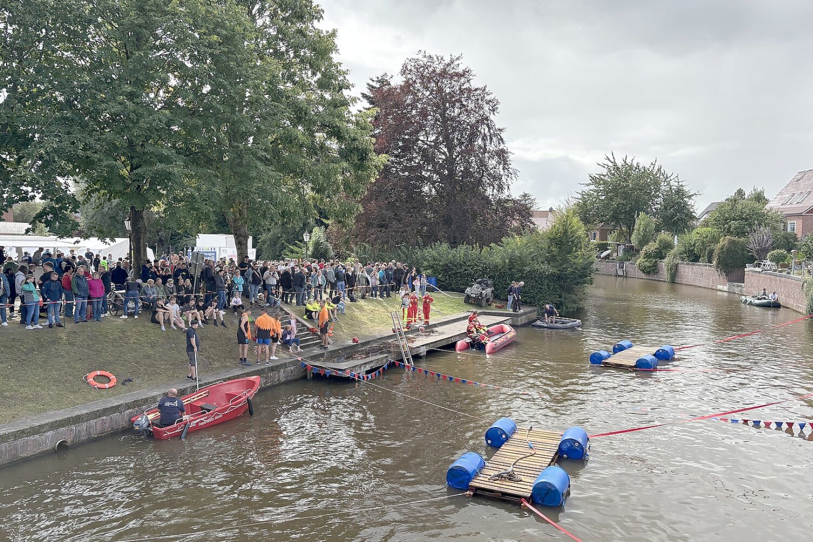 Erstes Floß-Tauziehen in Hinte - Bild 16