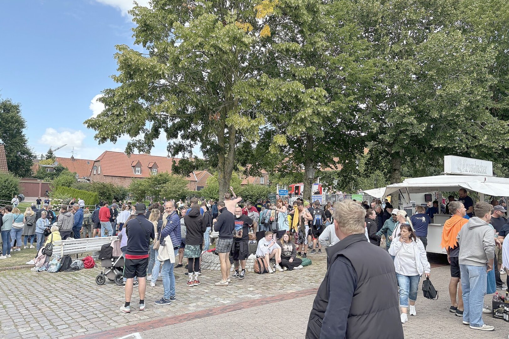 Erstes Floß-Tauziehen in Hinte - Bild 17