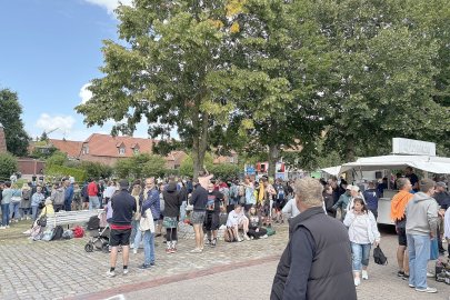 Erstes Floß-Tauziehen in Hinte - Bild 17