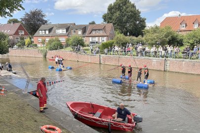 Erstes Floß-Tauziehen in Hinte - Bild 19