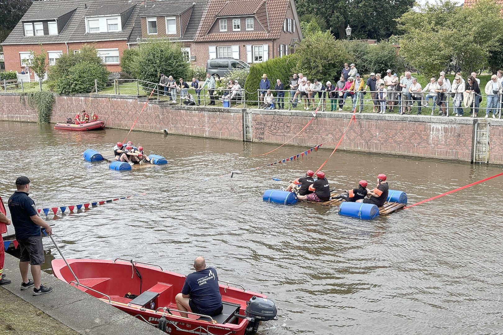 Erstes Floß-Tauziehen in Hinte - Bild 21