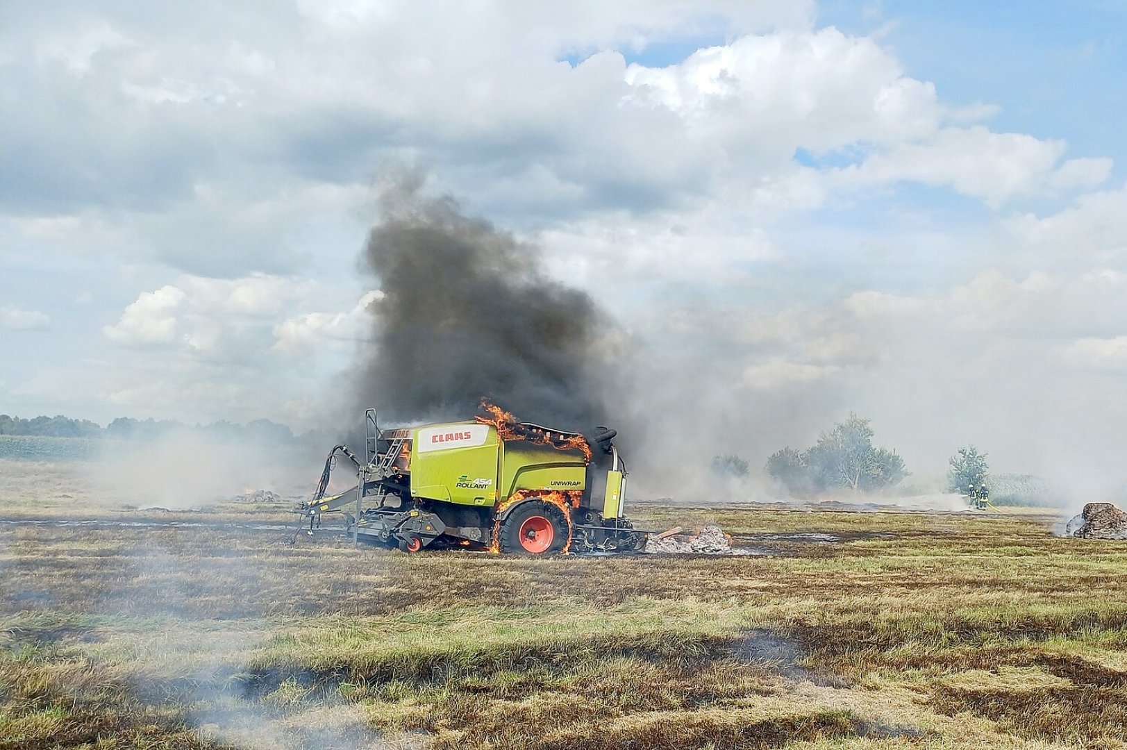 Feuerwehr im Einsatz: Ballenpresse brennt auf Getreidefeld in Diele - Bild 1