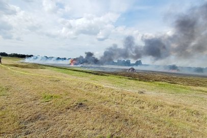 Feuerwehr im Einsatz: Ballenpresse brennt auf Getreidefeld in Diele - Bild 3