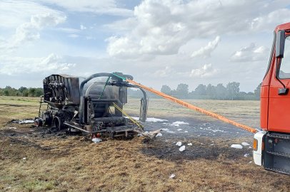 Feuerwehr im Einsatz: Ballenpresse brennt auf Getreidefeld in Diele - Bild 4