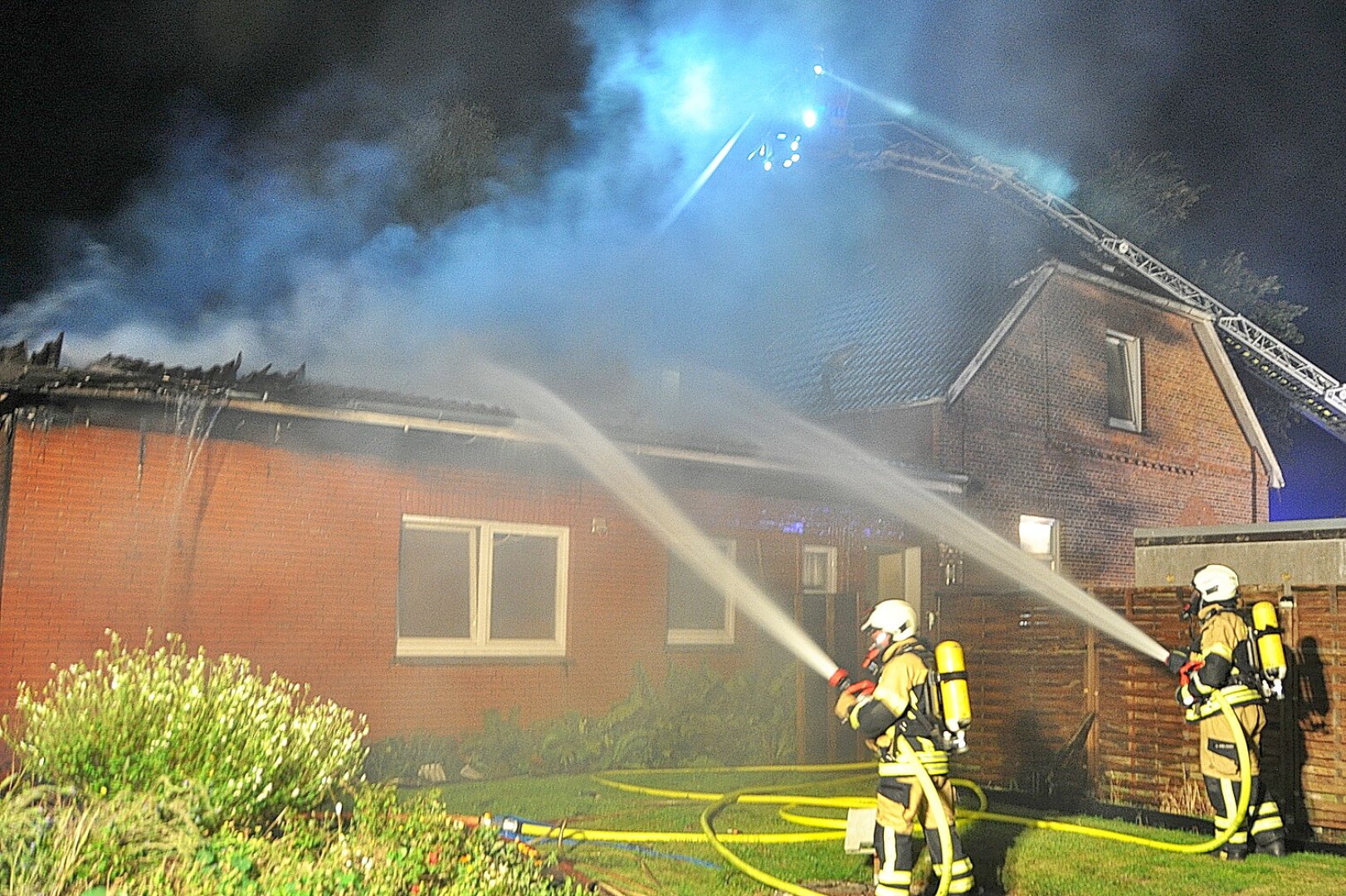 Brand einer Doppelhaushälfte in Logabirum - Bild 1