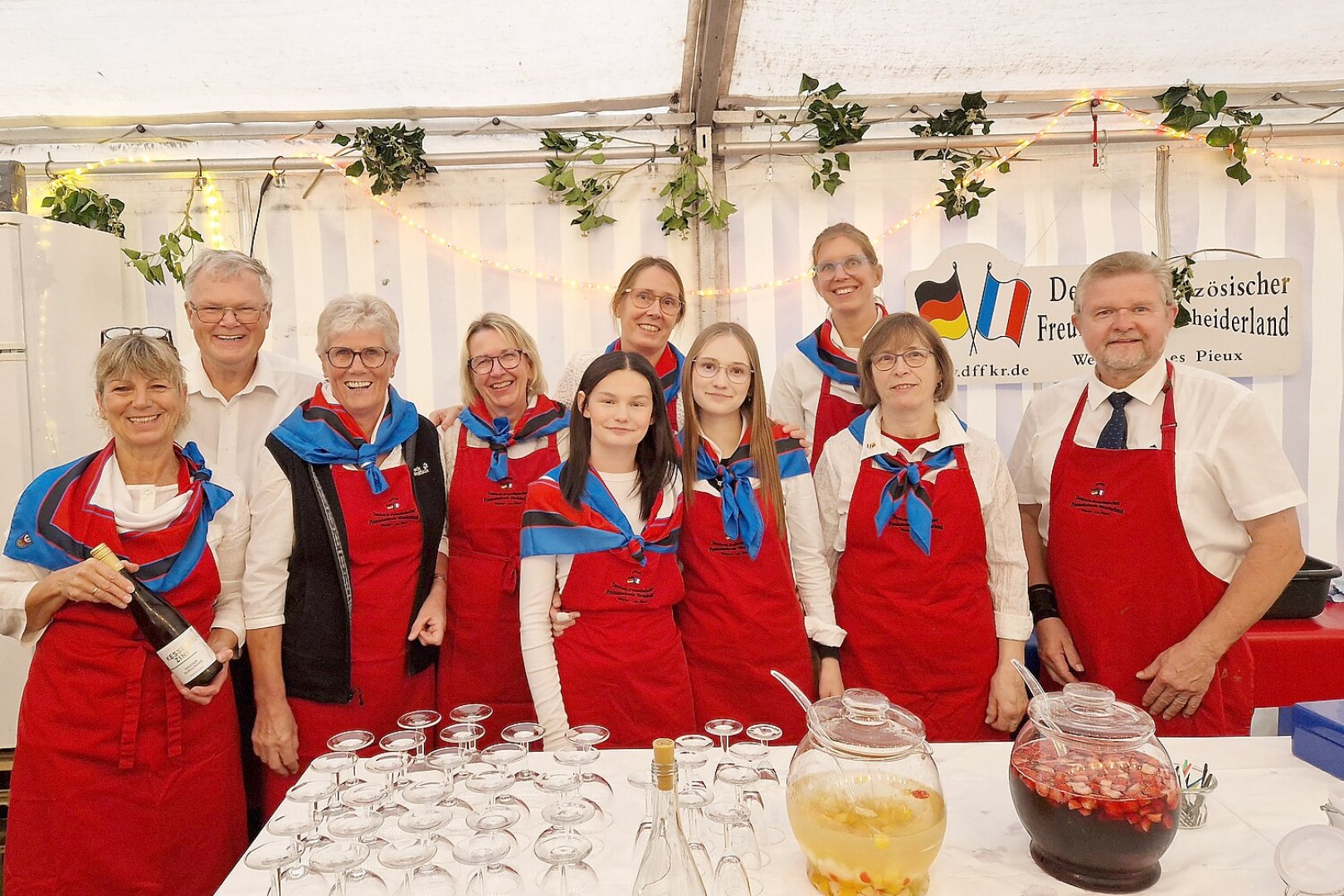 Gute Laune auf dem Weinfest in Weener - Bild 1