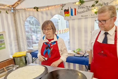 Gute Laune auf dem Weinfest in Weener - Bild 2