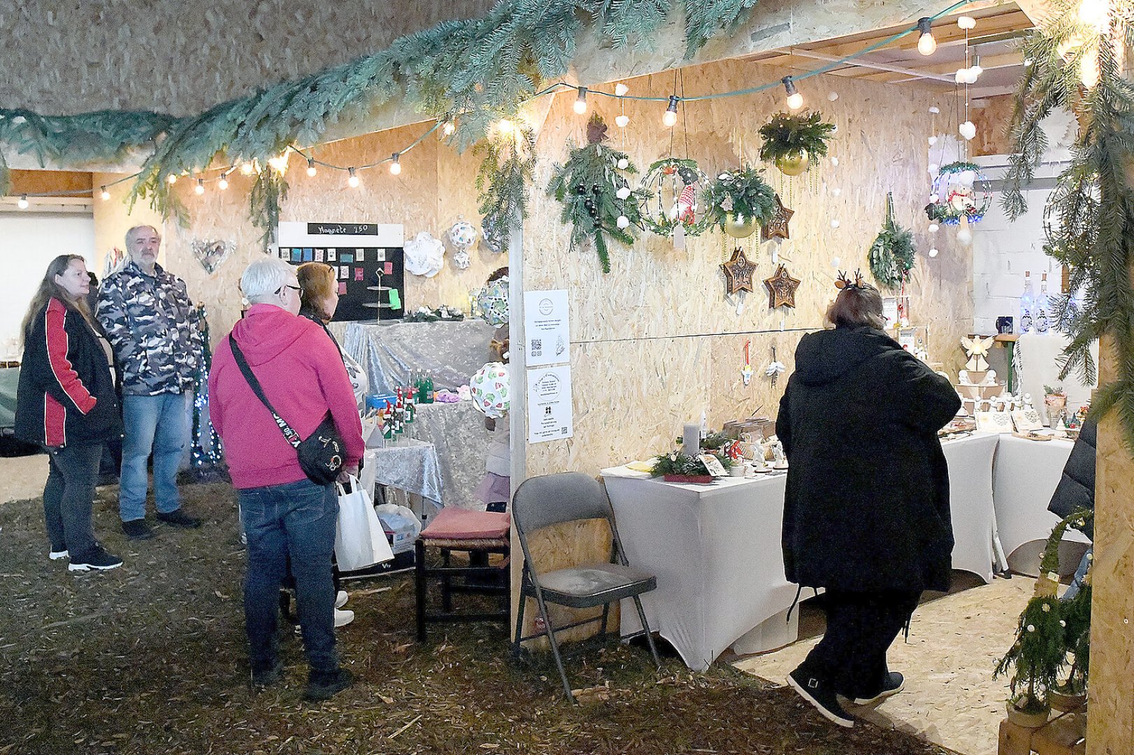 Weihnachtsmarkt unter Dach in Neermoor - Bild 1
