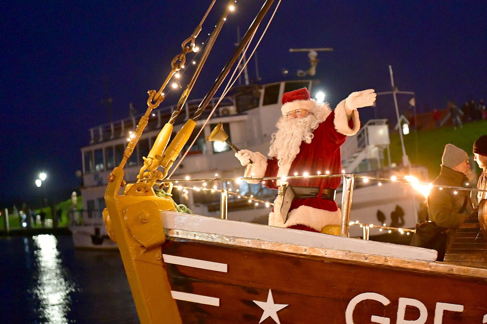 Der Weihnachtsmann kam mit Kutter nach Greetsiel - Bild 1