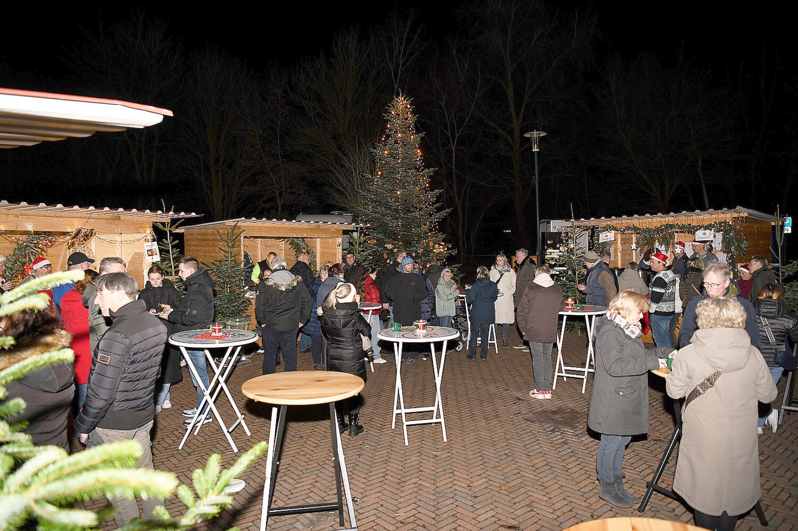 Adventstreff auf dem Dorfplatz in Hesel - Bild 1