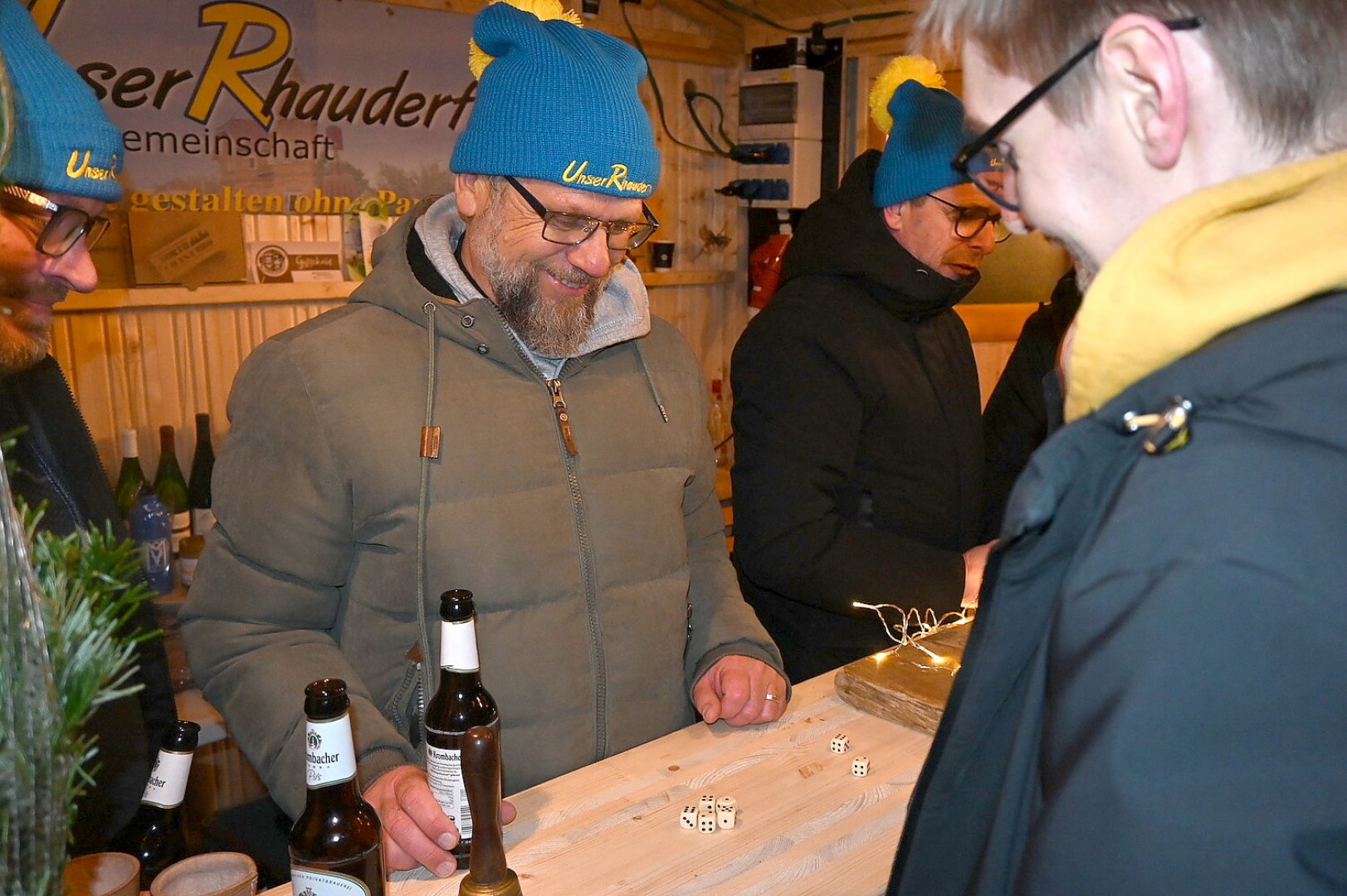 Hunderte Besucher beim Weihnachtsmarkt in Rhaudermoor - Bild 1
