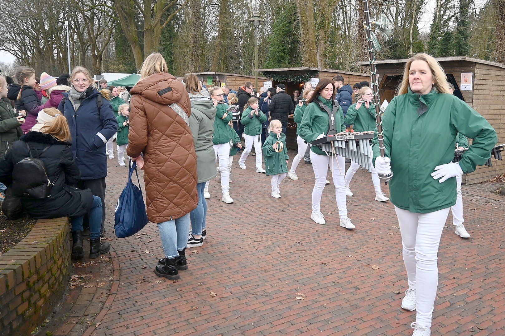 Wintermarkt-Besucher in Ostrhauderfehn genießen Kinderprogramm, DJ und Vereinsstände - Bild 1