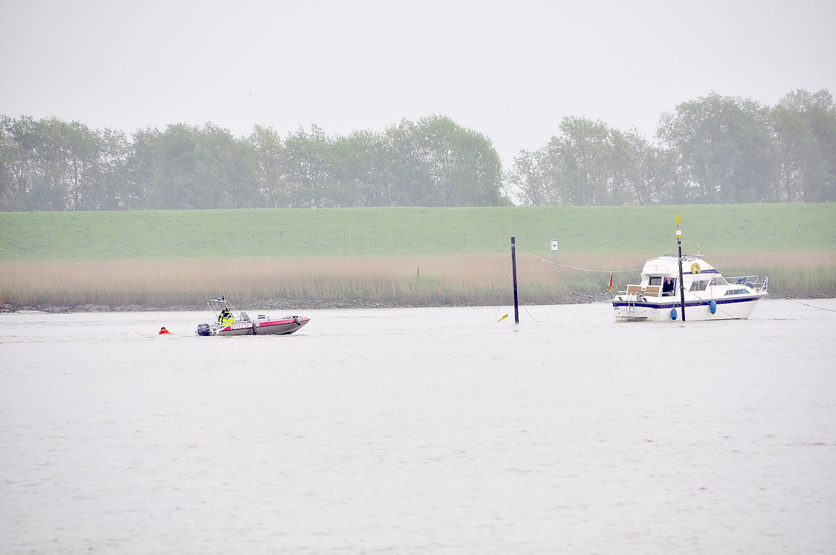 Sportboot gerät auf der Ems in Not - Bild 1