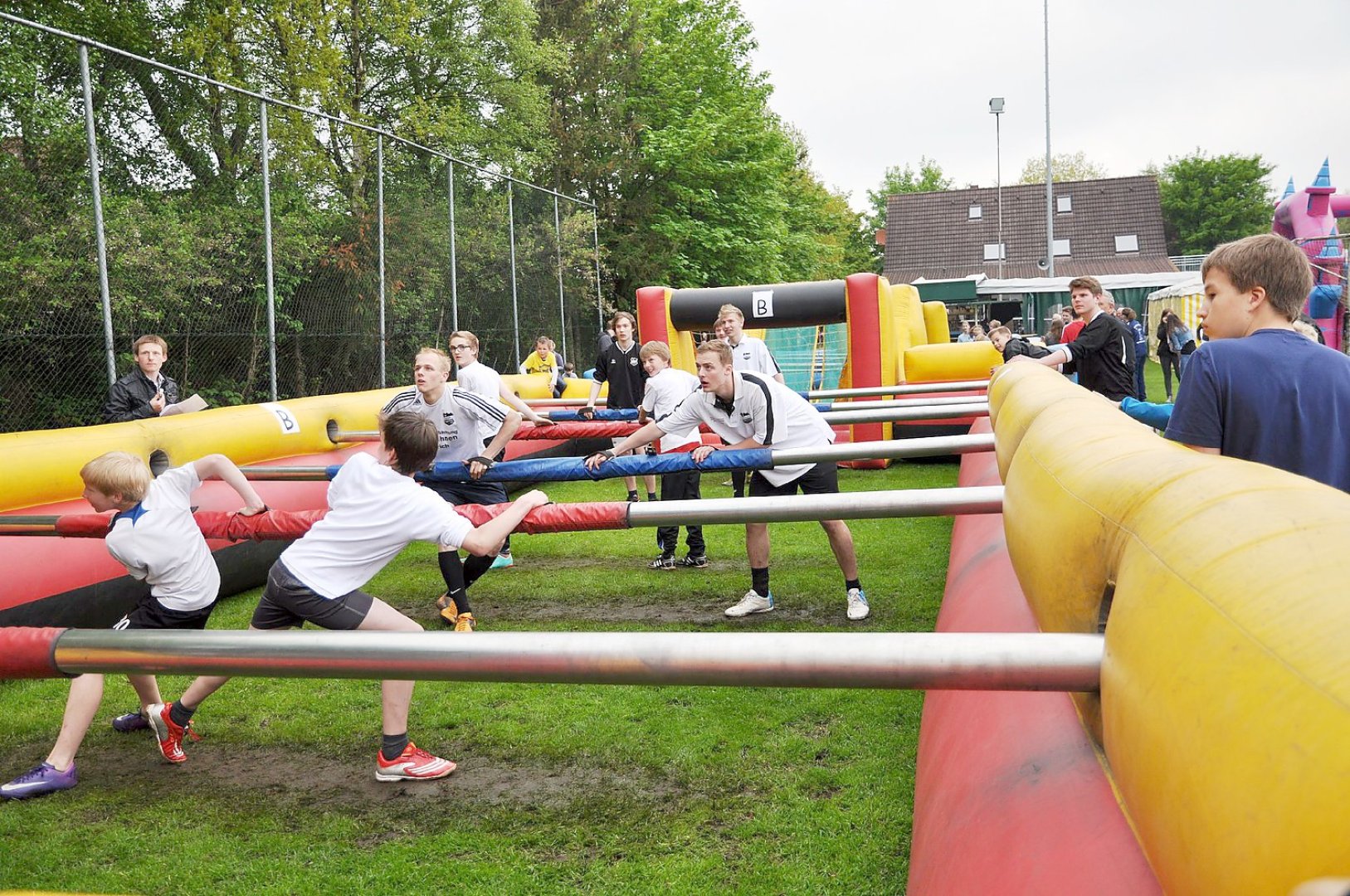 Tischfußball mit richtigen Spielern - Bild 1