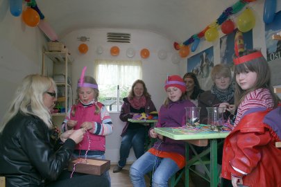 Kinder hatten Spaß beim Indianer spielen - Bild 2