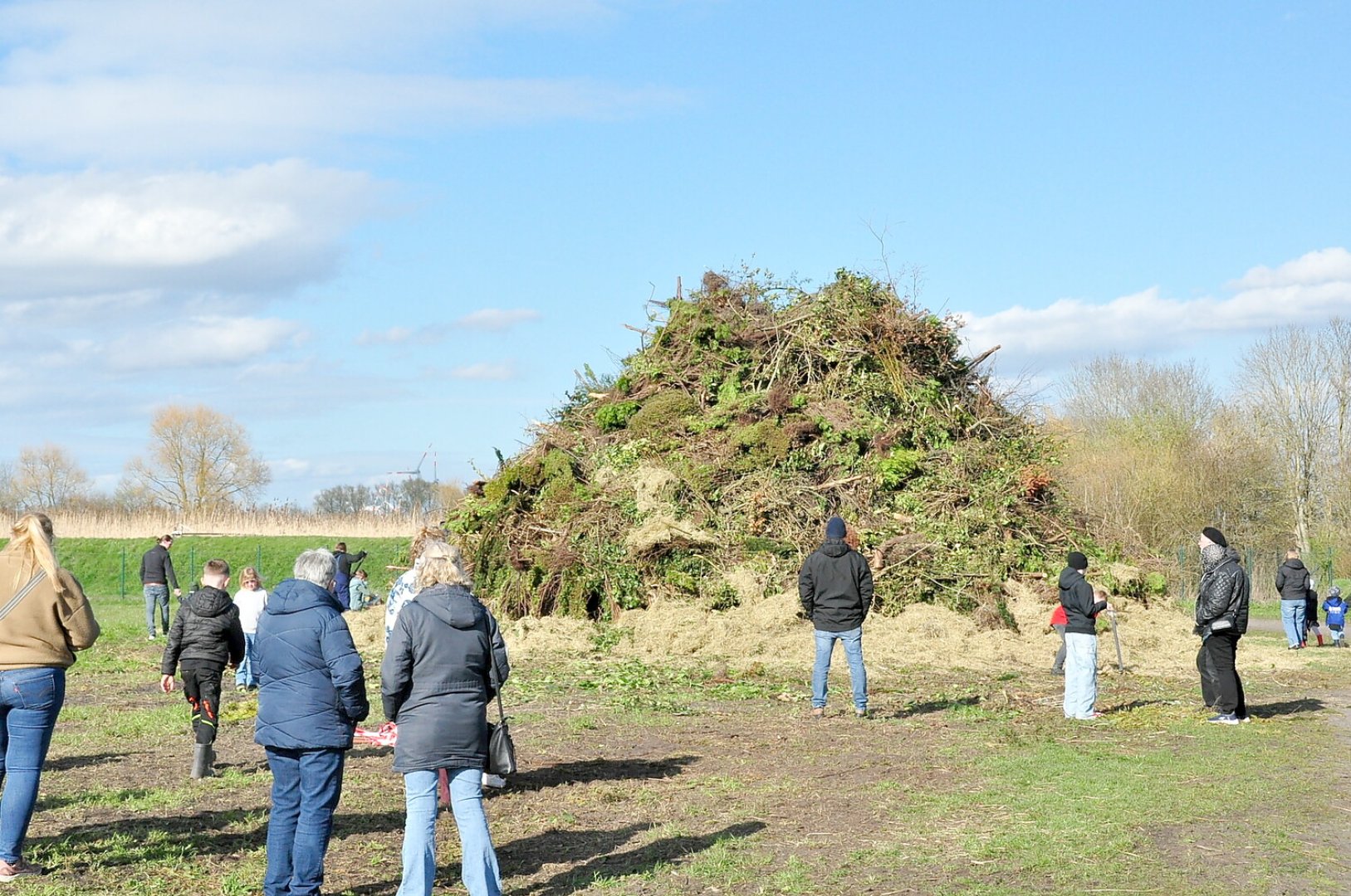 Osterfeuer in Bunde - Bild 1