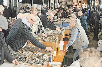 Musikfans stöbern bei Plattenbörse im Zollhaus - Bild 4