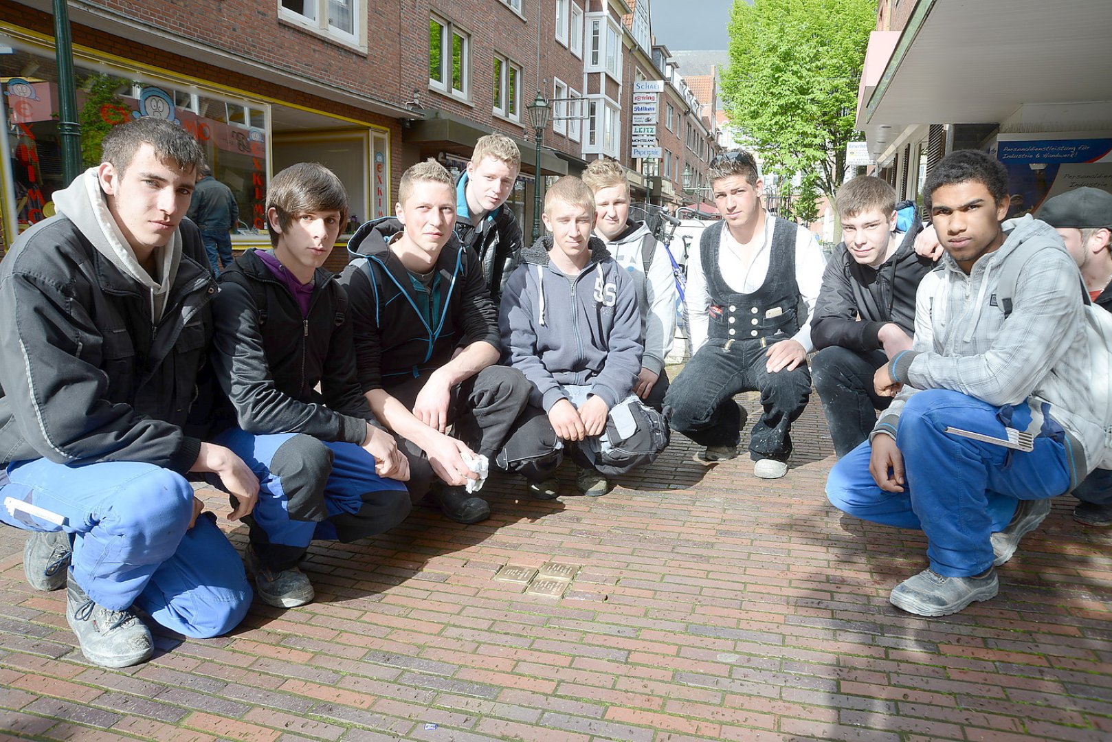 Schüler polierten die Emder Stolpersteine - Bild 1