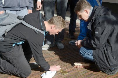 Schüler polierten die Emder Stolpersteine - Bild 4