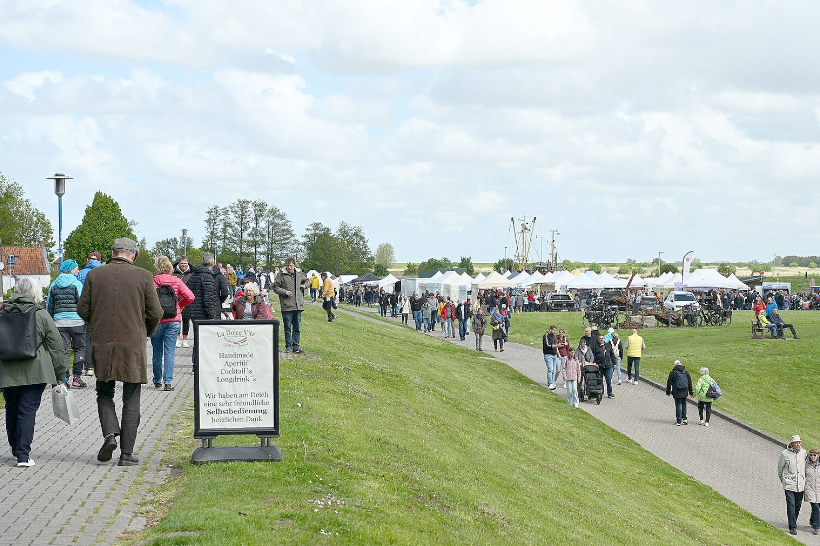Kunsthandwerkermarkt in Greetsiel - Bild 1