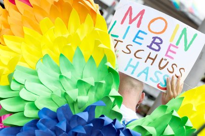 CSD Emden - rund 900 Menschen treten für Vielfalt in der Liebe ein - Bild 3