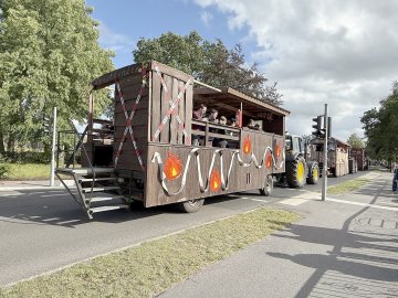 Löschparade in Flachsmeer mit rund 80 Motivwagen - Bild 2