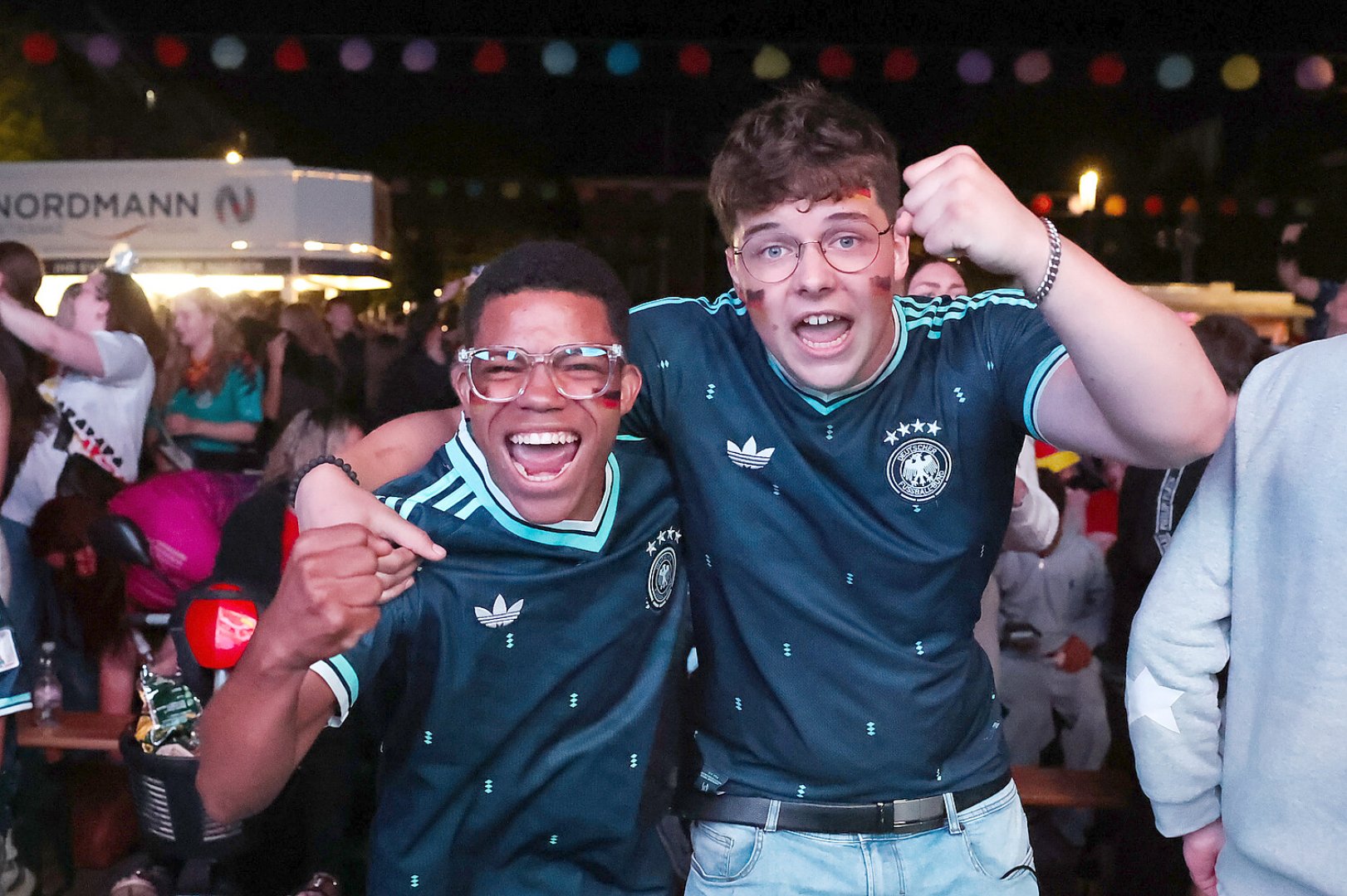 Die Bilder vom Public Viewing in Emden - Bild 1