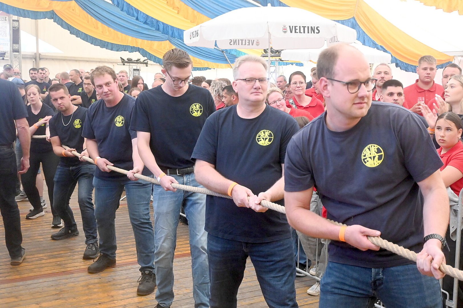 Tauziehen beim Feuerwehrjubiläum Westrhauderfehn - Bild 1