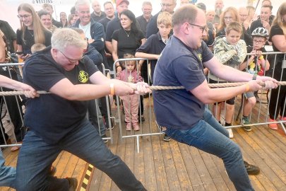 Tauziehen beim Feuerwehrjubiläum Westrhauderfehn - Bild 3