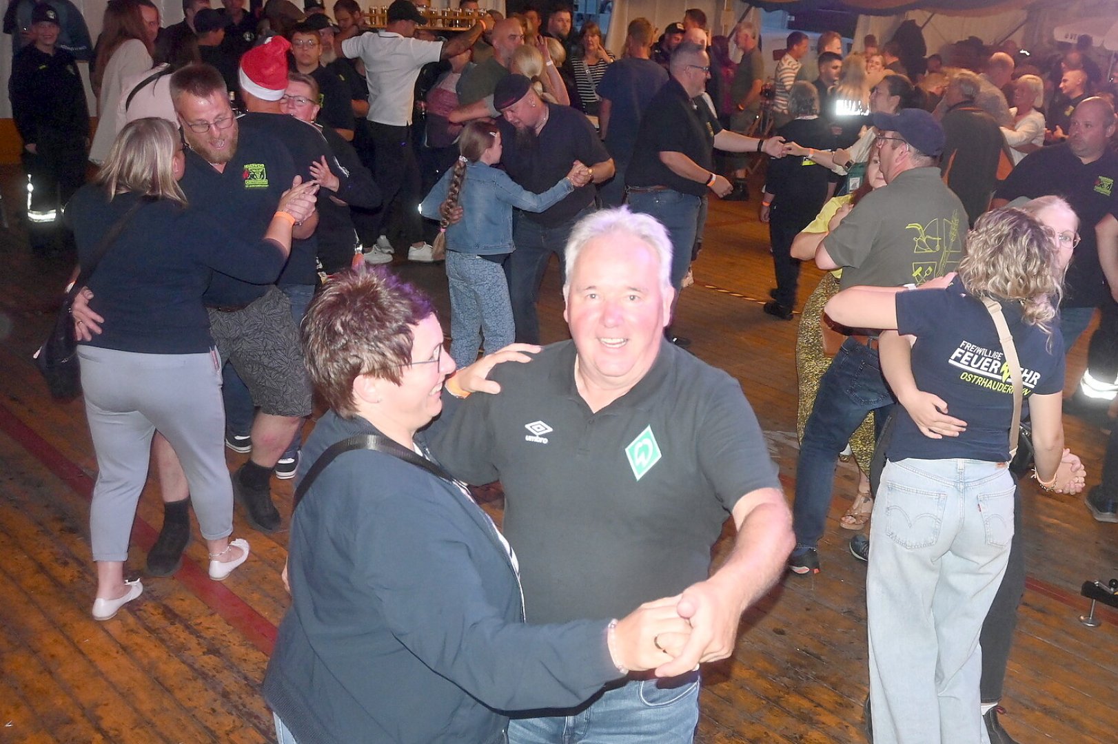Zeltdisco beim Feuerwehrjubiläum - Bild 1