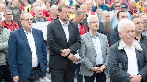 1500 VWler protestieren in Emden  - Bild 2