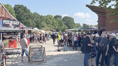 Das große Treffen der Ami-Schlitten in Aurich - Bild 2