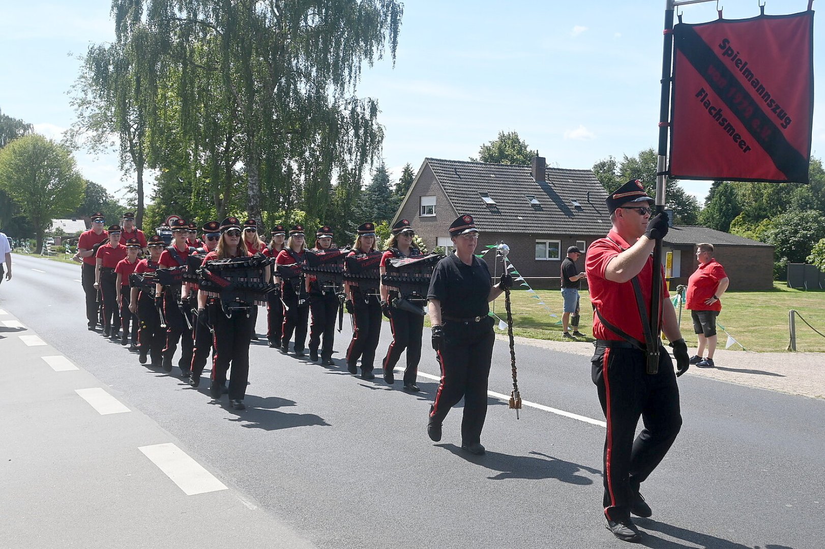 Viele Besucher verfolgten den Festumzug in Idafehn - Bild 1