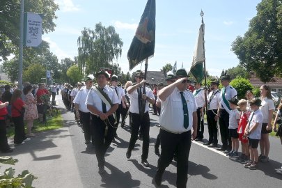 Viele Besucher verfolgten den Festumzug in Idafehn - Bild 4