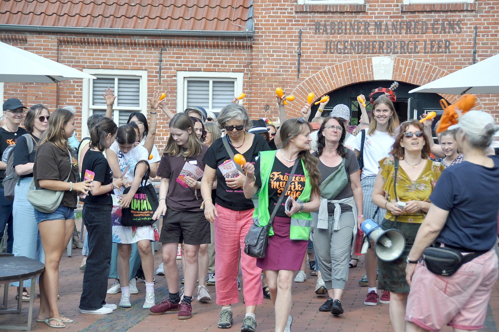 Female Drum Parade in Leer - Bild 1