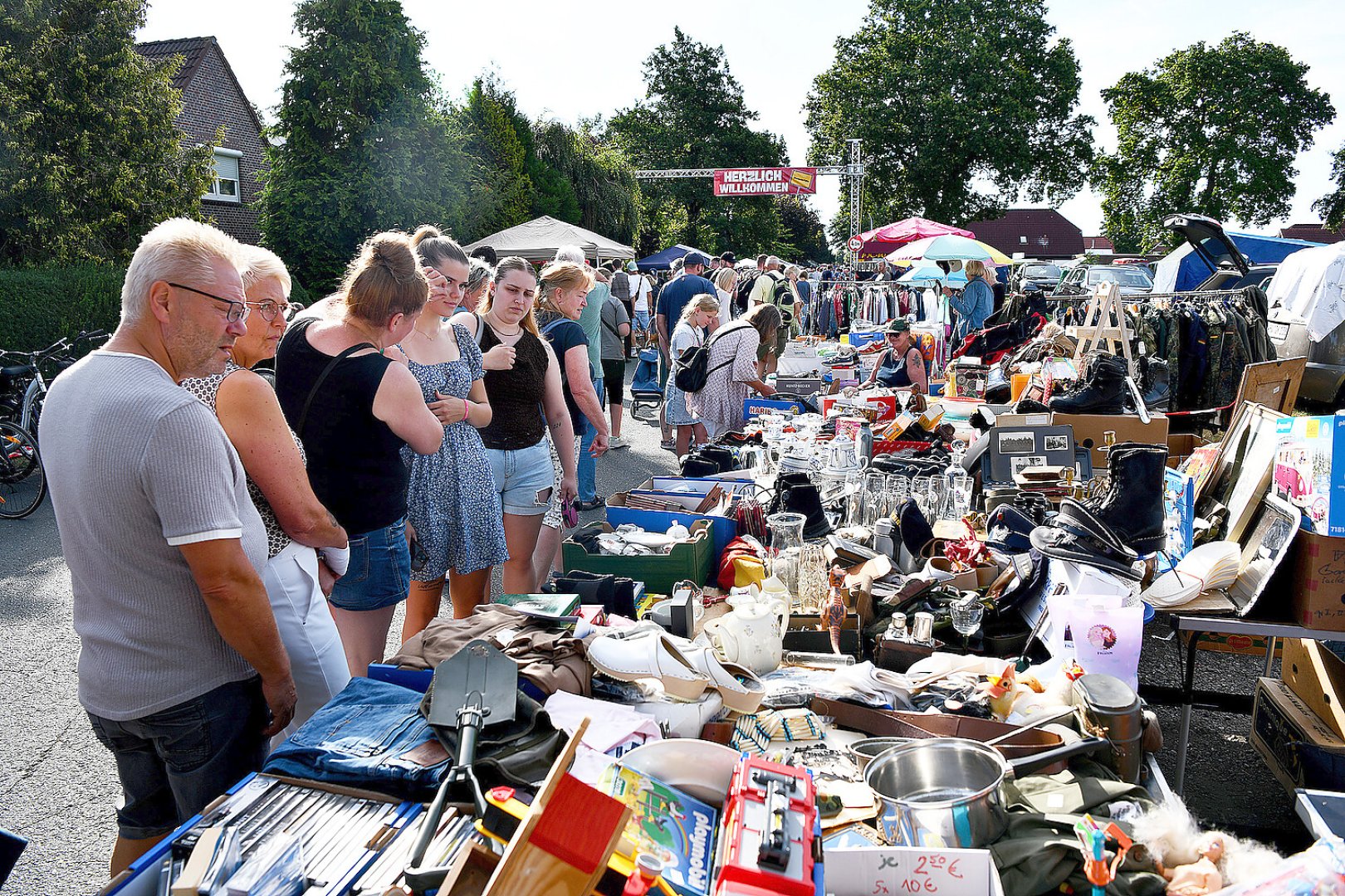Viele Besucher bei Flohmarkt am Jannburger Weg  - Bild 1