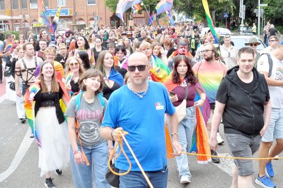 Farbenfroh, laut und gelebter Zusammenhalt: Impressionen vom CSD in Leer - Bild 2
