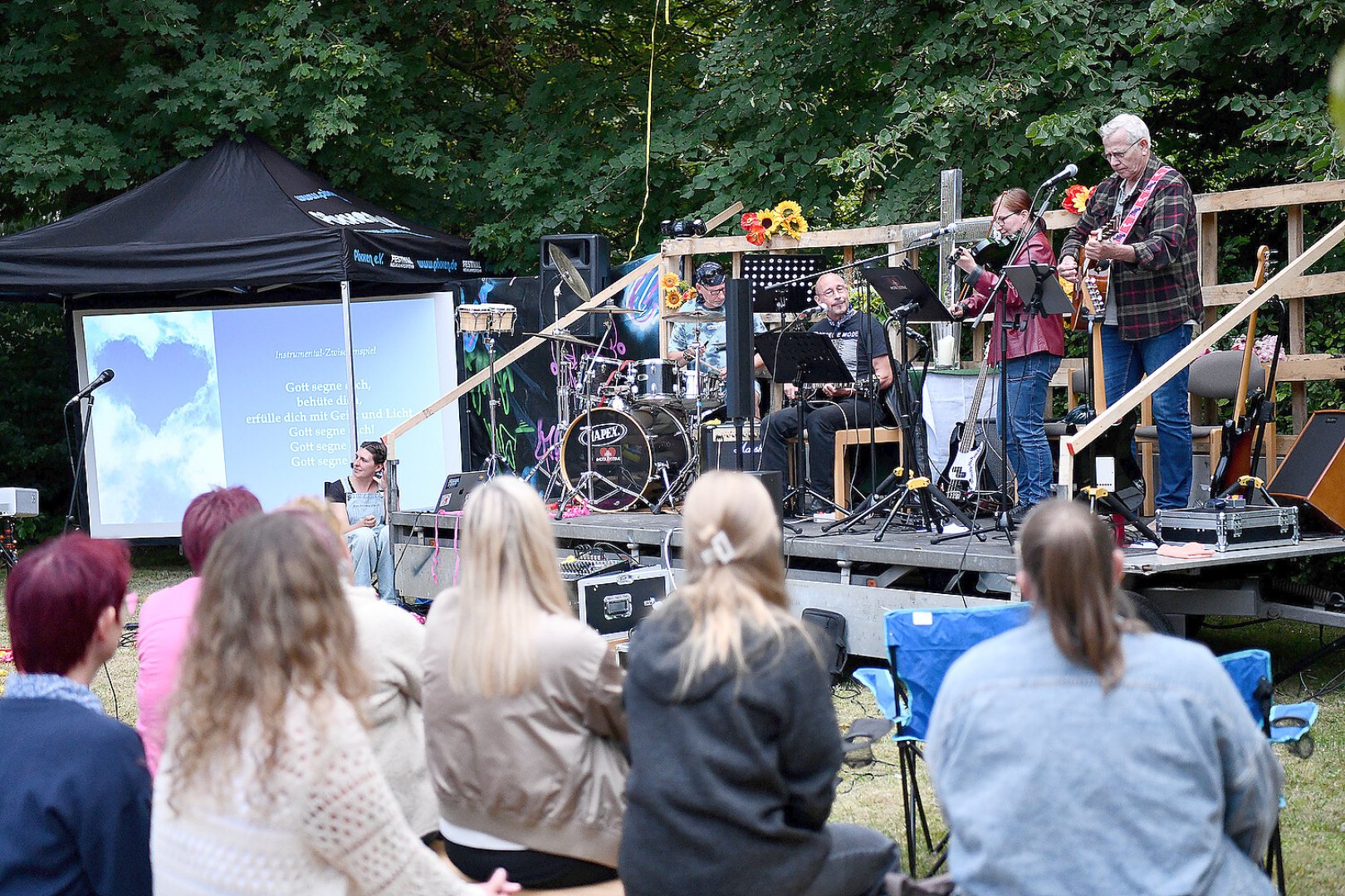 Festival-Gottesdienst in Stiekelkamperfehn - Bild 1