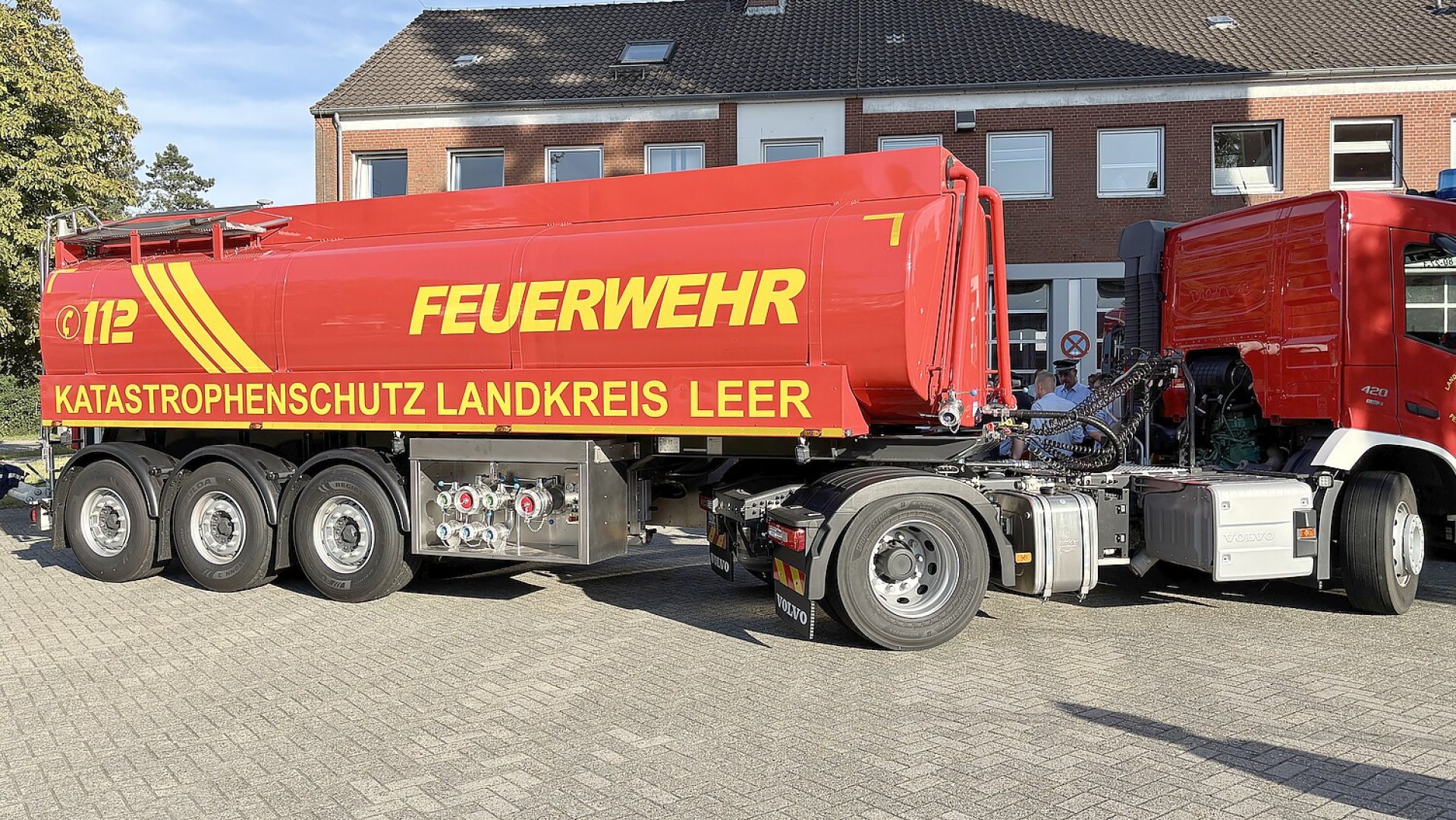 Das neue Großtanklöschfahrzeug im Kreis Leer - Bild 1