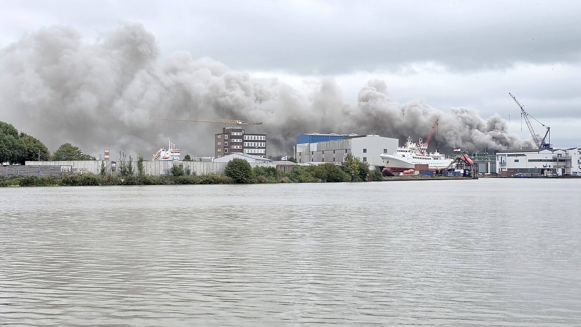Großbrand in Leer: Bilder von Donnerstag - Bild 1