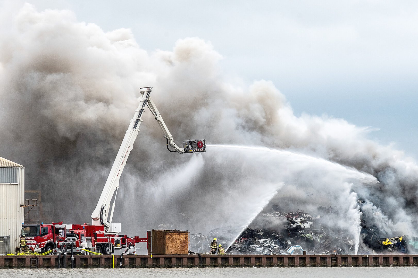 Großeinsatz für die Feuerwehren in Leer - Bild 1