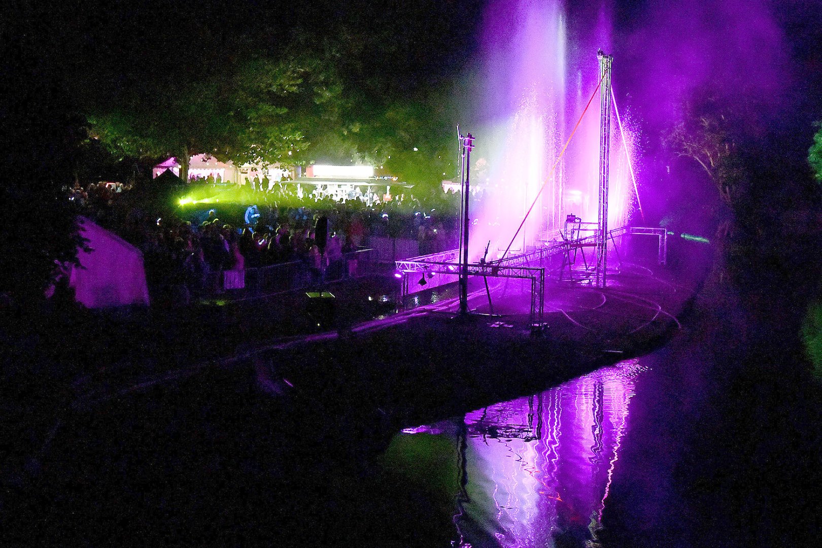 "Flammen im Oldersumer Park" - Bild 1