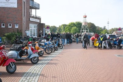 Rund 200 Rollerfahrer beendeten in Aurich die Saison. - Bild 3