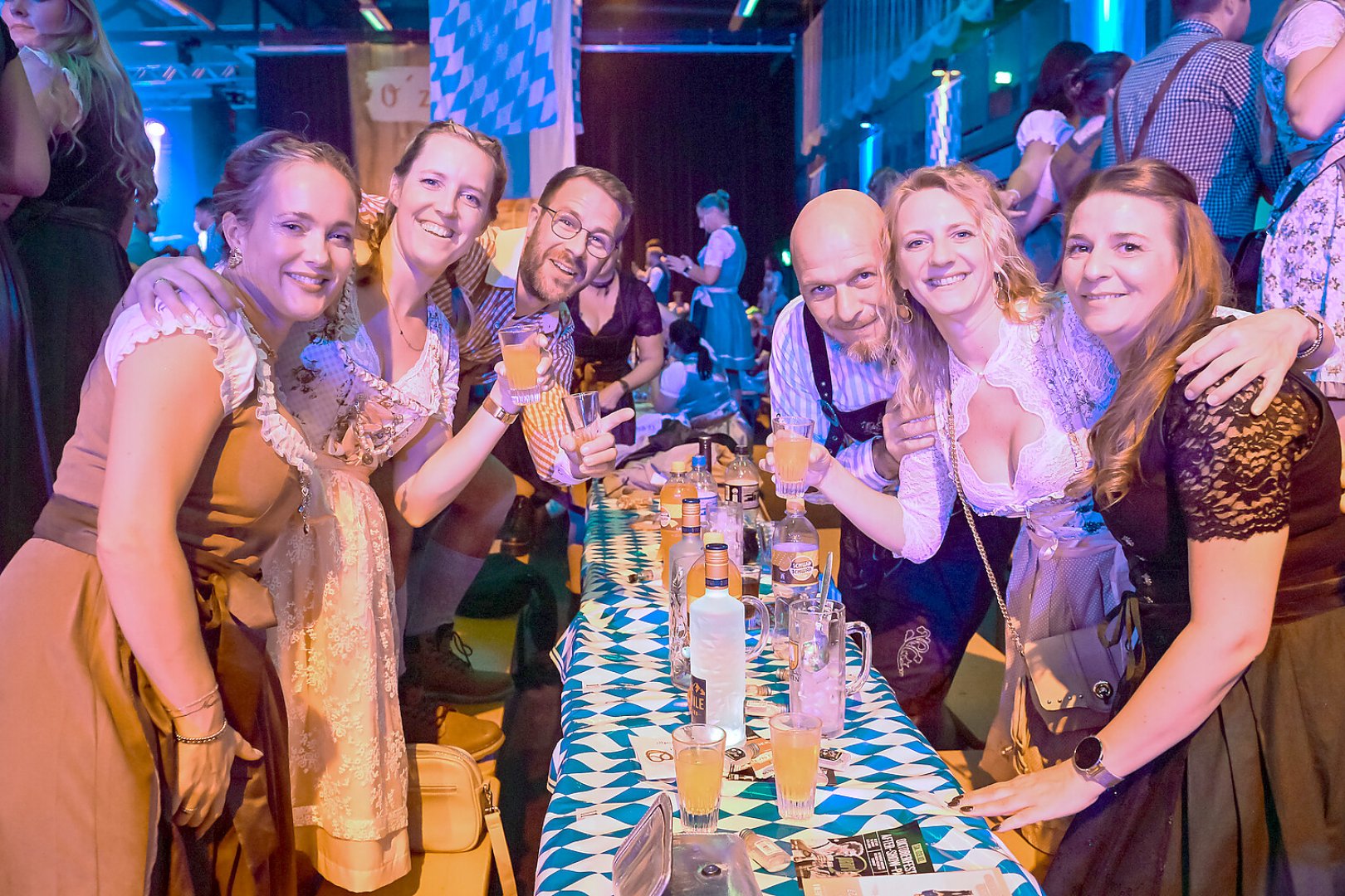 Dirndl, Krachlederne und Maßkrüge - die Oktobergaudi in Bildern - Bild 1
