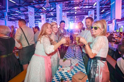 Dirndl, Krachlederne und Maßkrüge - die Oktobergaudi in Bildern - Bild 4