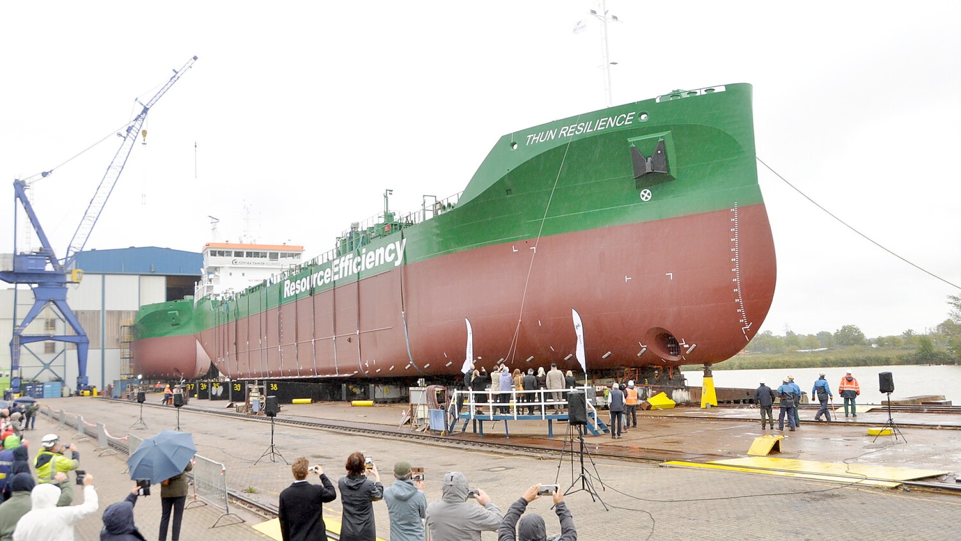 Stapellauf im Leeraner Hafen - Bild 1