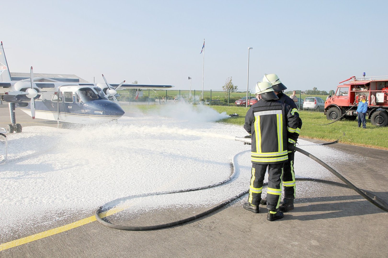Feuerwehr übte auf dem Flugplatz in Norddeich - Bild 1