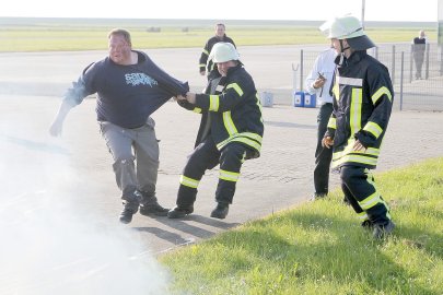 Feuerwehr übte auf dem Flugplatz in Norddeich - Bild 2
