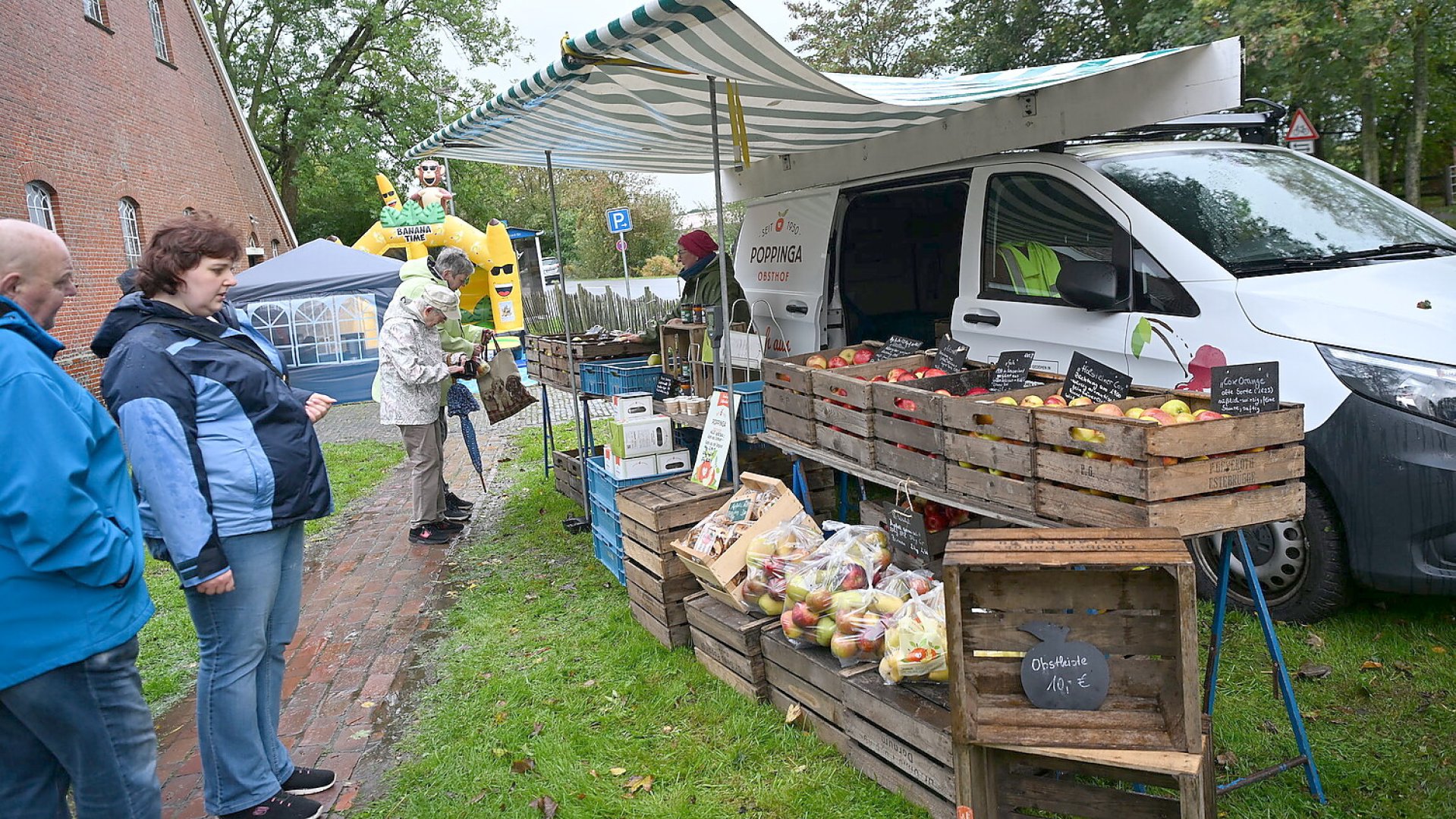 Auch bei herbstlichem Wetter macht das Apfelfest in Campen Spaß - Bild 1