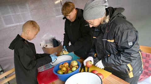 Auch bei herbstlichem Wetter macht das Apfelfest in Campen Spaß - Bild 3